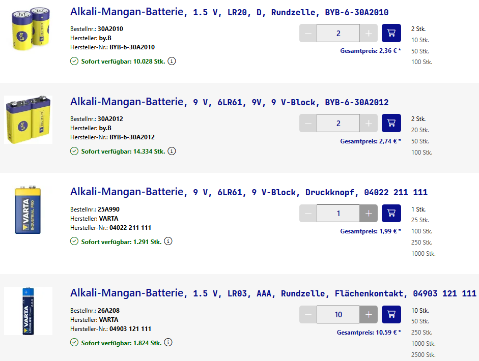 Webshop‑Liste mit mehreren Alkali‑Mangan‑Batterien, deren Produktüberschriften einheitlich strukturiert dargestellt sind; jeweils mit Bild, technischen Daten, Herstellerangaben, Verfügbarkeit und Preis.